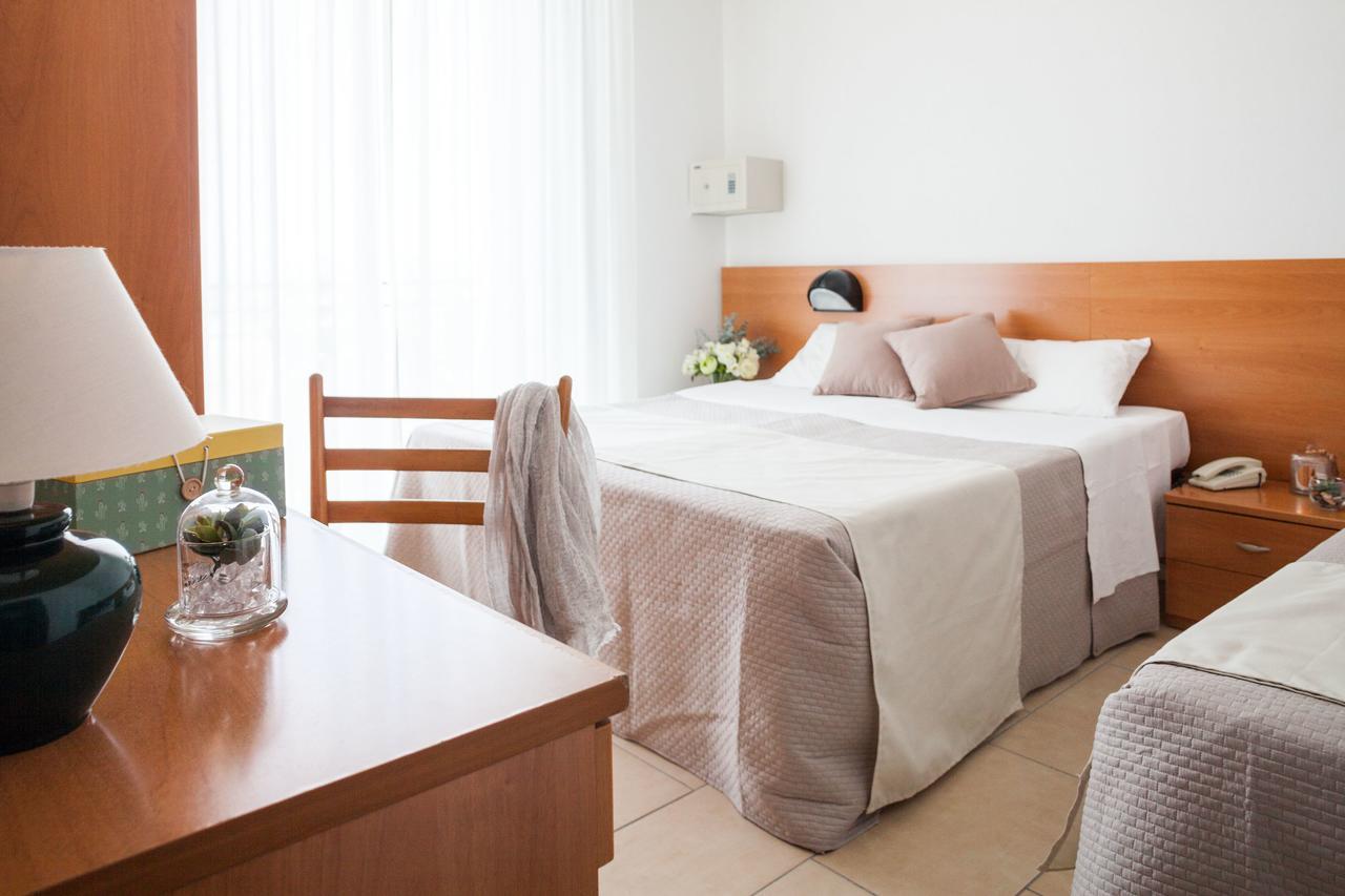 Standard Dreibettzimmer mit Meerblick
